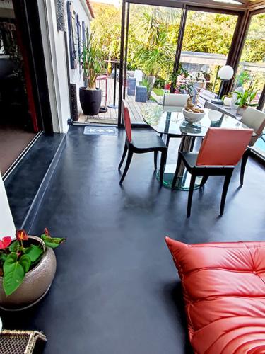 la-matiere-beton-cire-gris-ardoise-embellit-cet-espace-veranda-artisan